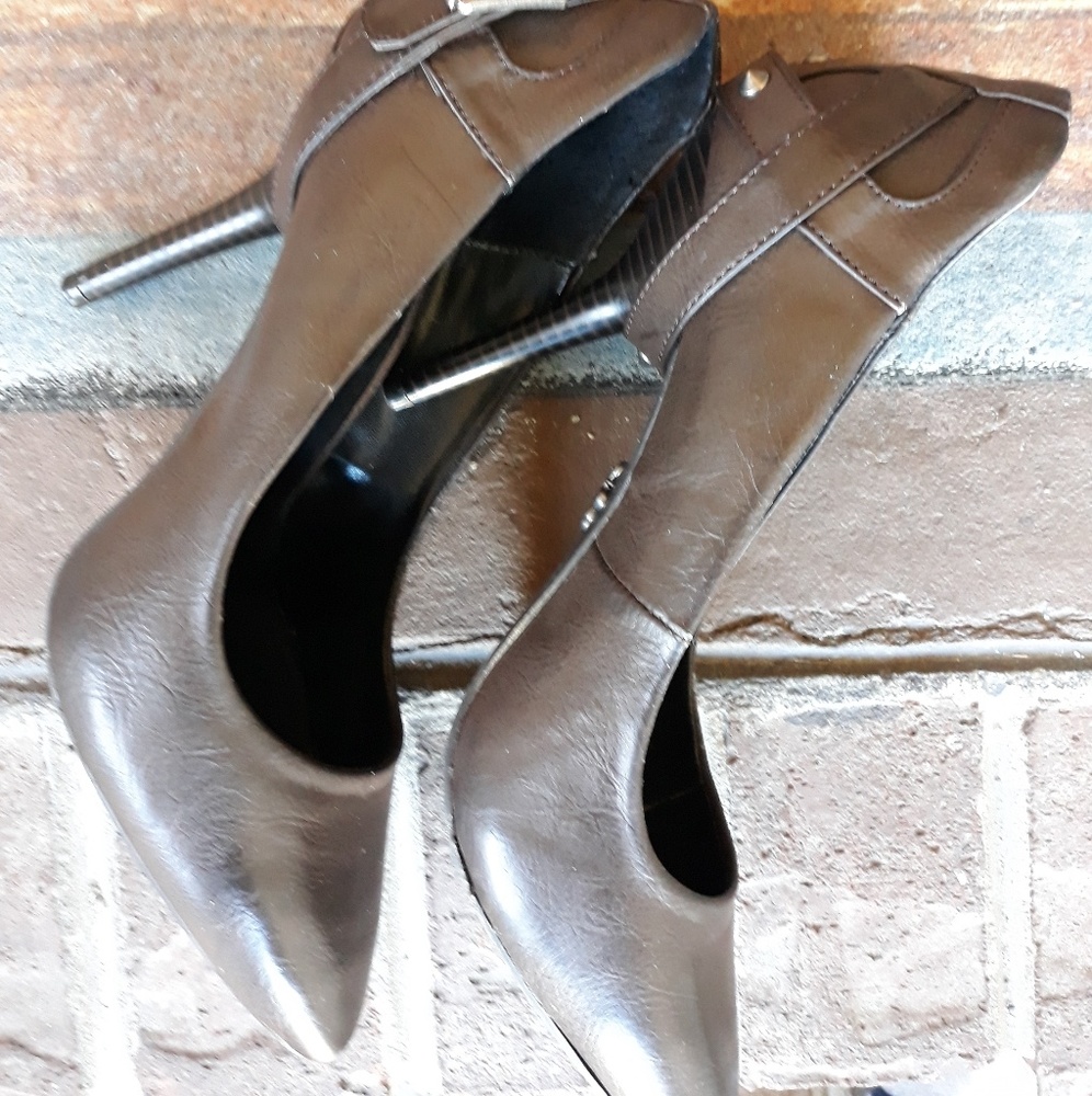 A pair of brown Simply Vera Wang pumps - Picture 2 of 7